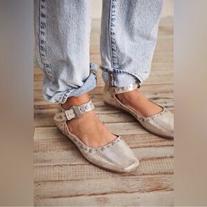 Stylish Women's Metallic Flats